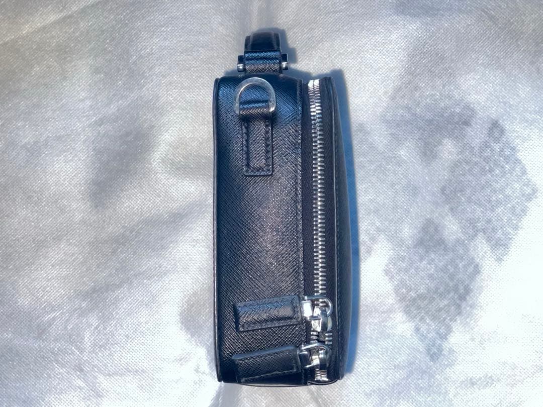 Prada ブラックレザーショルダーバッグ