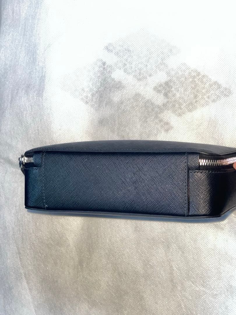 Prada ブラックレザーショルダーバッグ