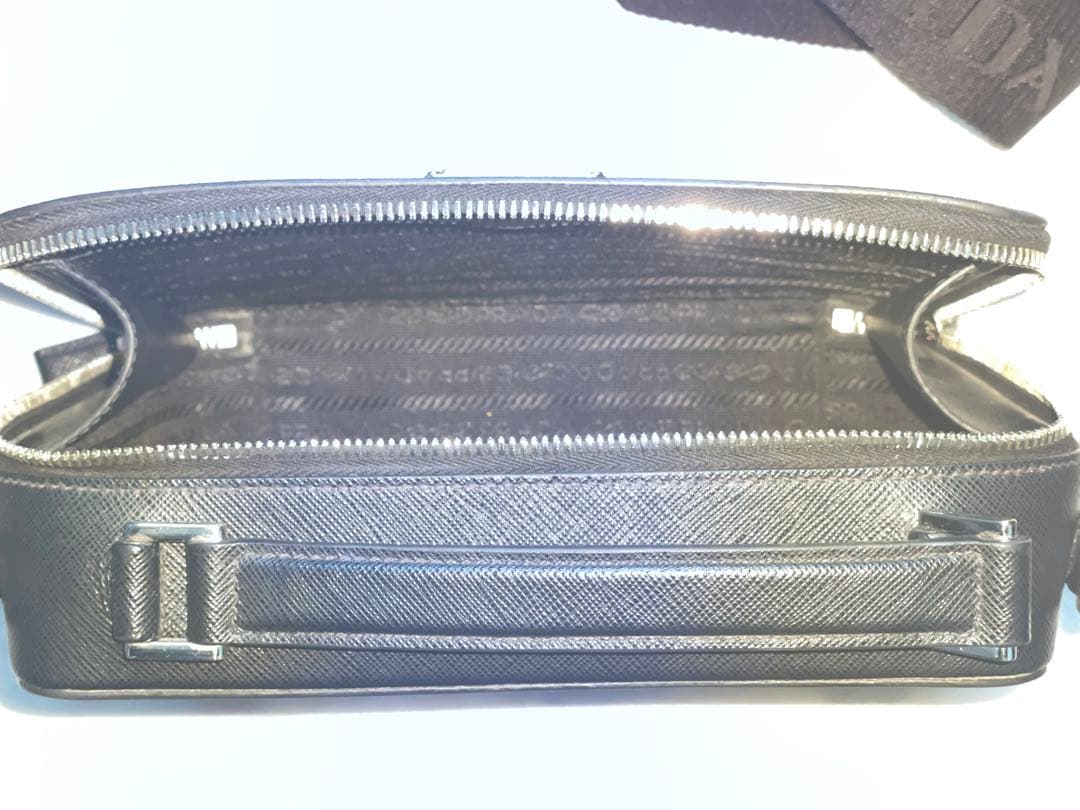 Prada ブラックレザーショルダーバッグ