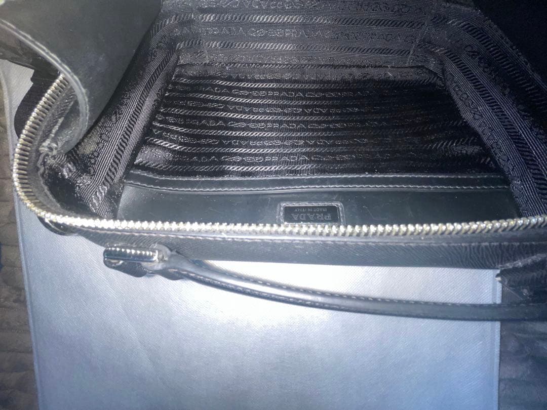 Prada ブラックレザーショルダーバッグ