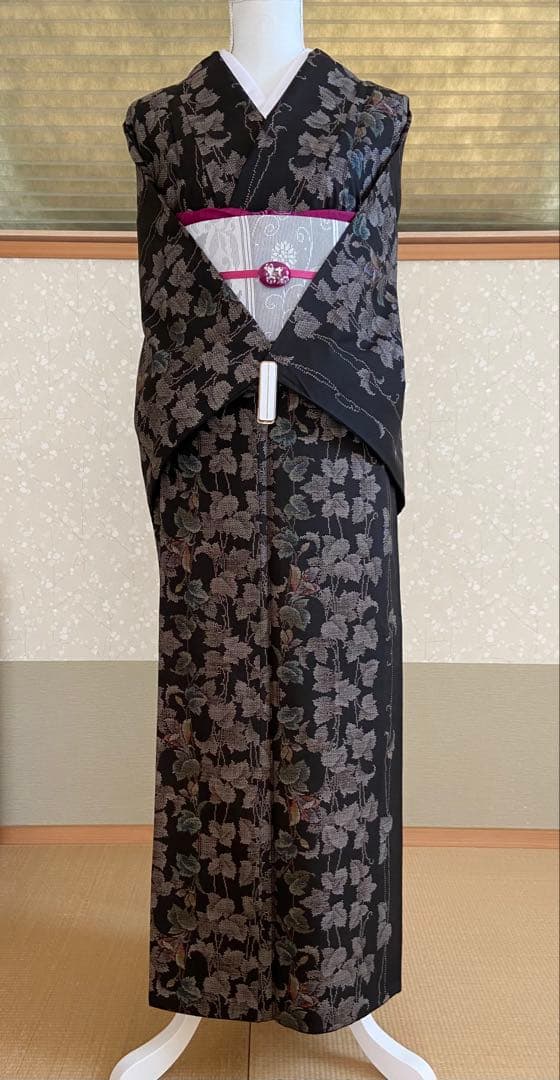 美品☆黒色　泥染本場大島紬　花唐草　蔦模様　着物（袷）