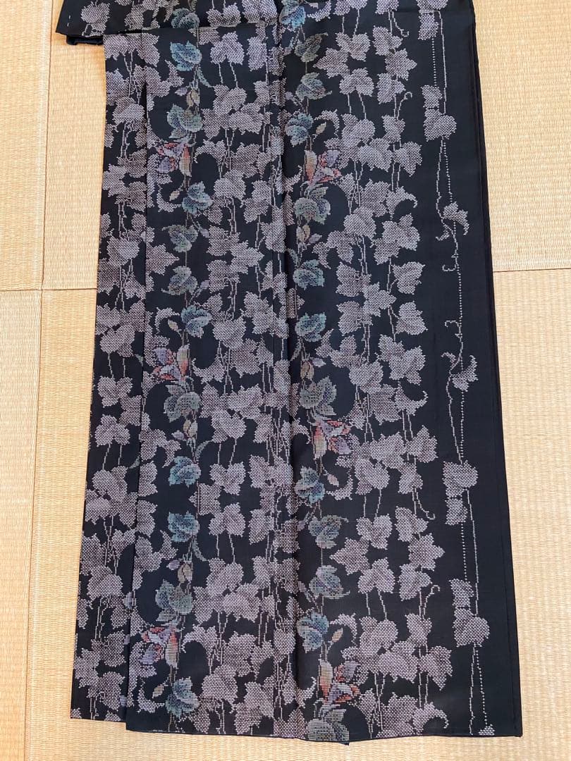 美品☆黒色　泥染本場大島紬　花唐草　蔦模様　着物（袷）