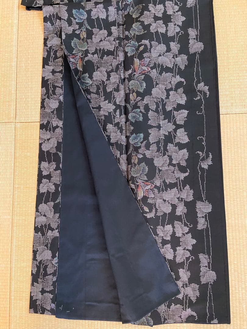 美品☆黒色　泥染本場大島紬　花唐草　蔦模様　着物（袷）