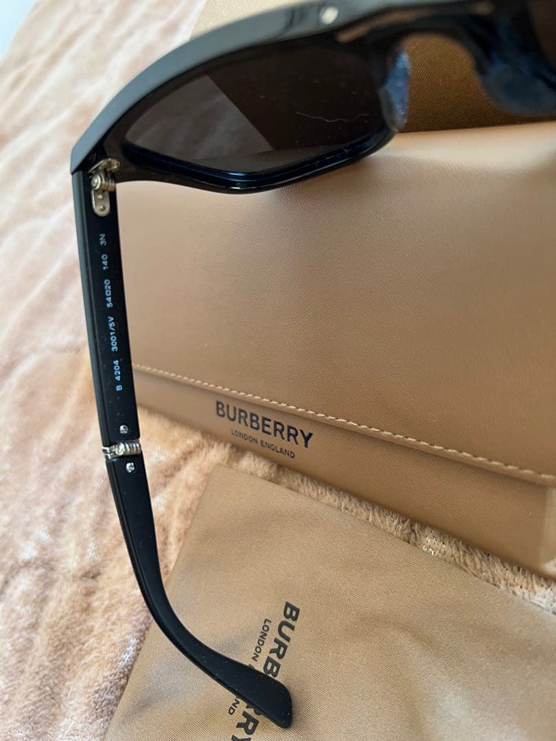 BURBERRY ブラック サングラス