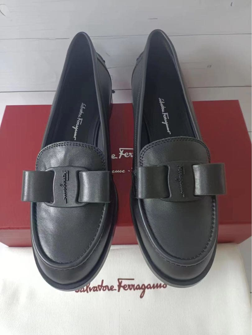 美品✨フェラガモ VIVA ヴァラ 黒 ローファー