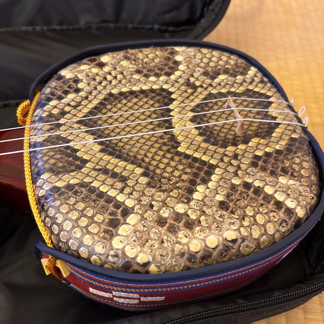 赤い三線 ヘビ革胴 標準サイズ