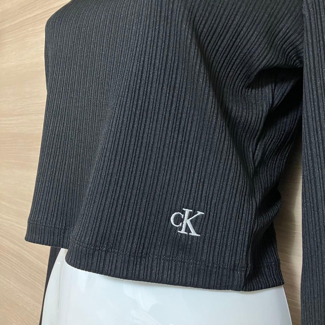 カルバンクライン　ショート丈　クロップド丈　ブラック　ハイネック