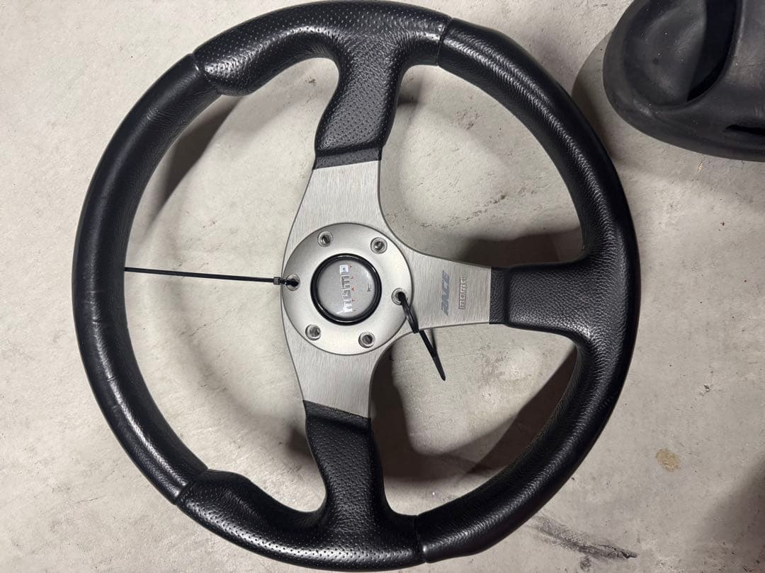 MOMO ステアリング RACE (350mm) 美品