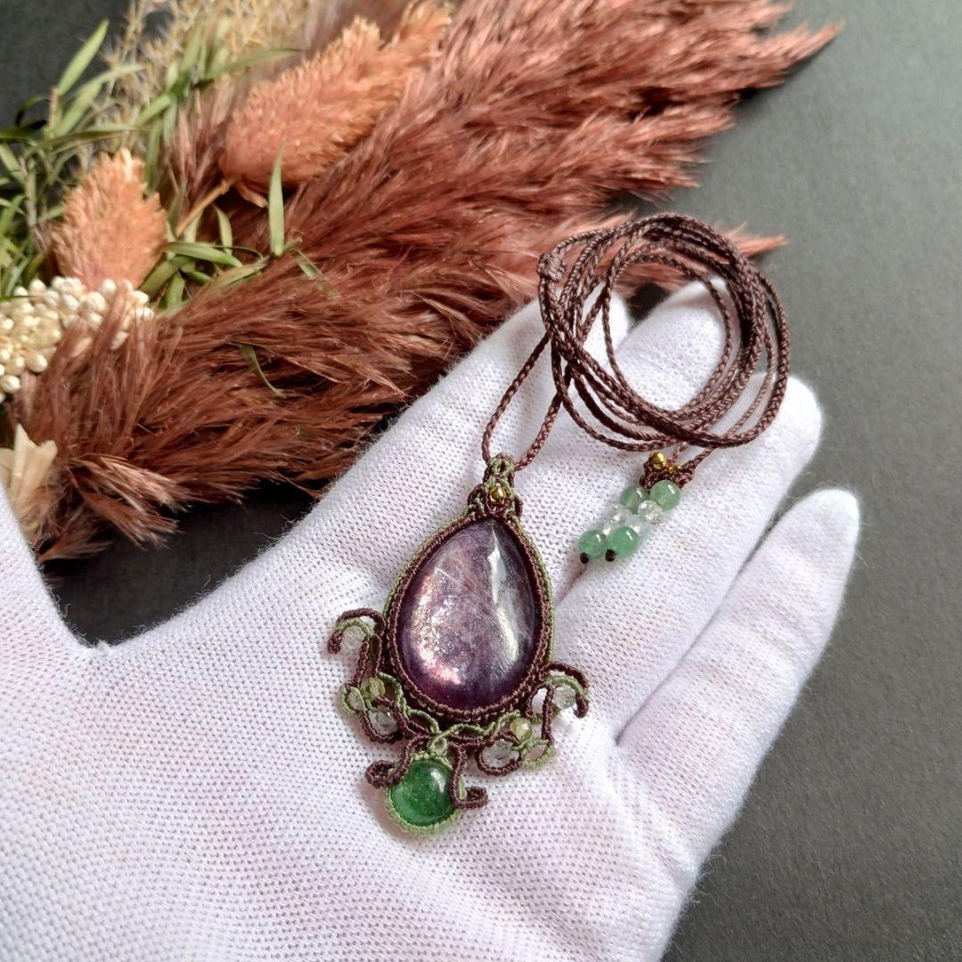 レピドライト＆グリーンストロベリークォーツのマクラメ編みネックレス　天然石