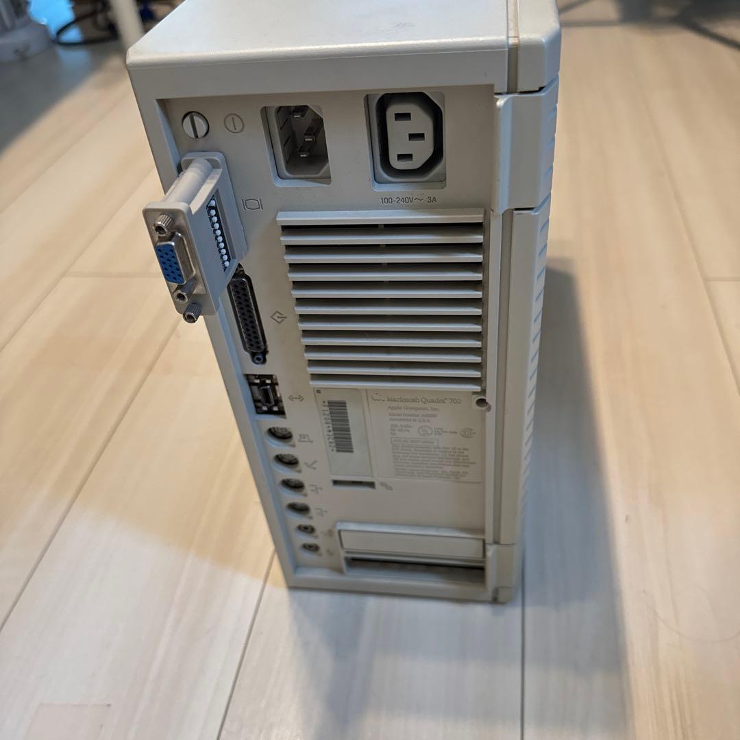 Apple Macintosh Quadra 700 本体＋VGA変換アダプター