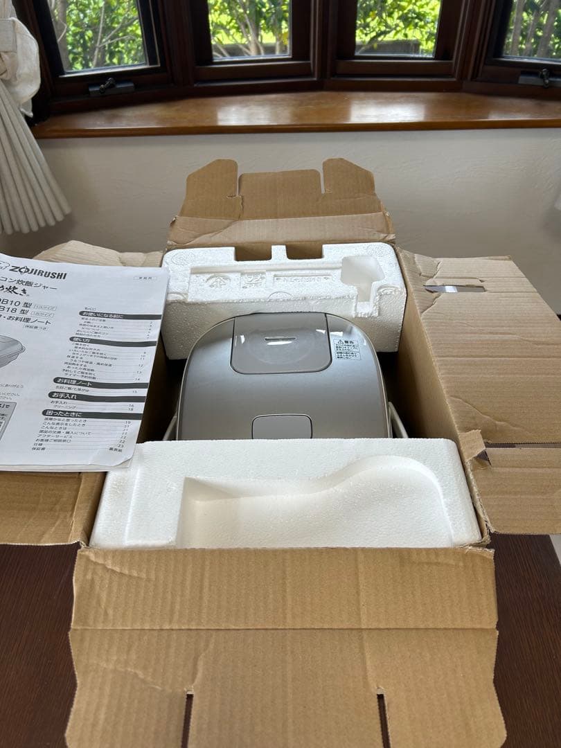 【ほぼ新品！】美品　象印 NL-DB10-WA 炊飯器 マイコン