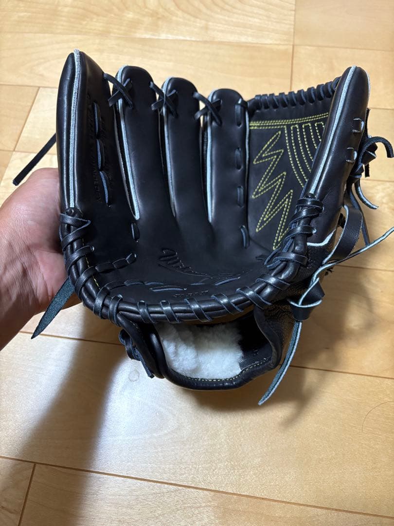 Wilson 硬式グローブ 黒 ストライプ　左投げ用　⭐︎値下げ対応致します⭐︎