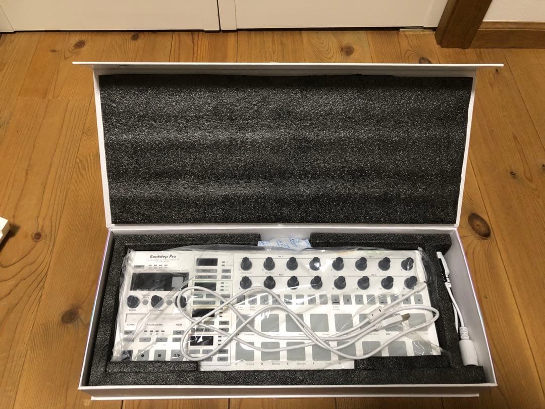 【元箱・スタンド付】Arturia BeatStep Pro