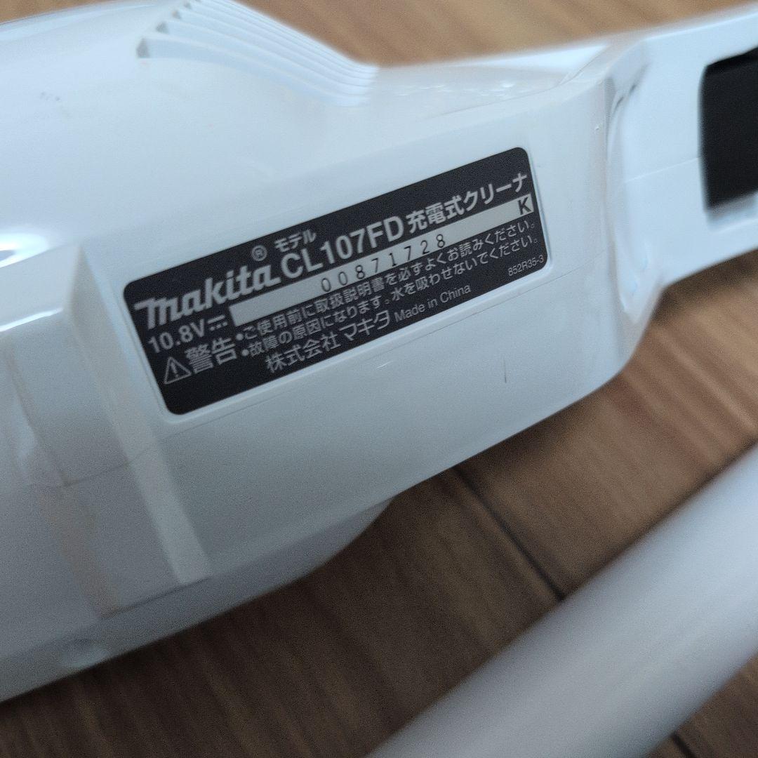 マキタ　コードレス充電式　クリーナー　掃除機　CL107FD
