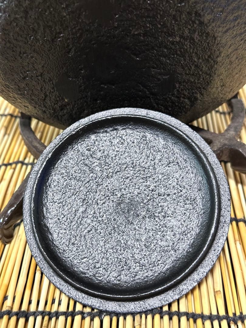 新品、供箱等付属品、鉄瓶台付　南部名工岩鋳造 １４型双馬肌あっきー猫様　売約済み