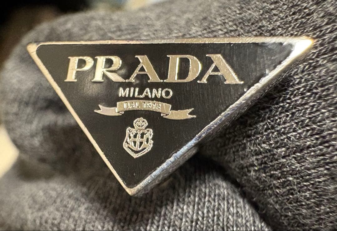 PRADA ロゴ ピアス 片耳のみ