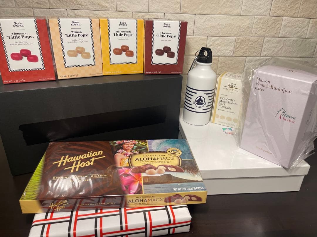 お菓子　水筒　香水