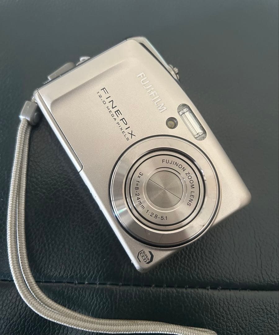 美品 FUJIFILM FinePix F50fd シルバー 動作確認済み