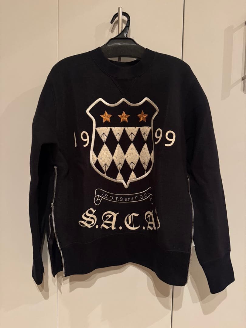 sacaiエンブレムロゴ スウェット
