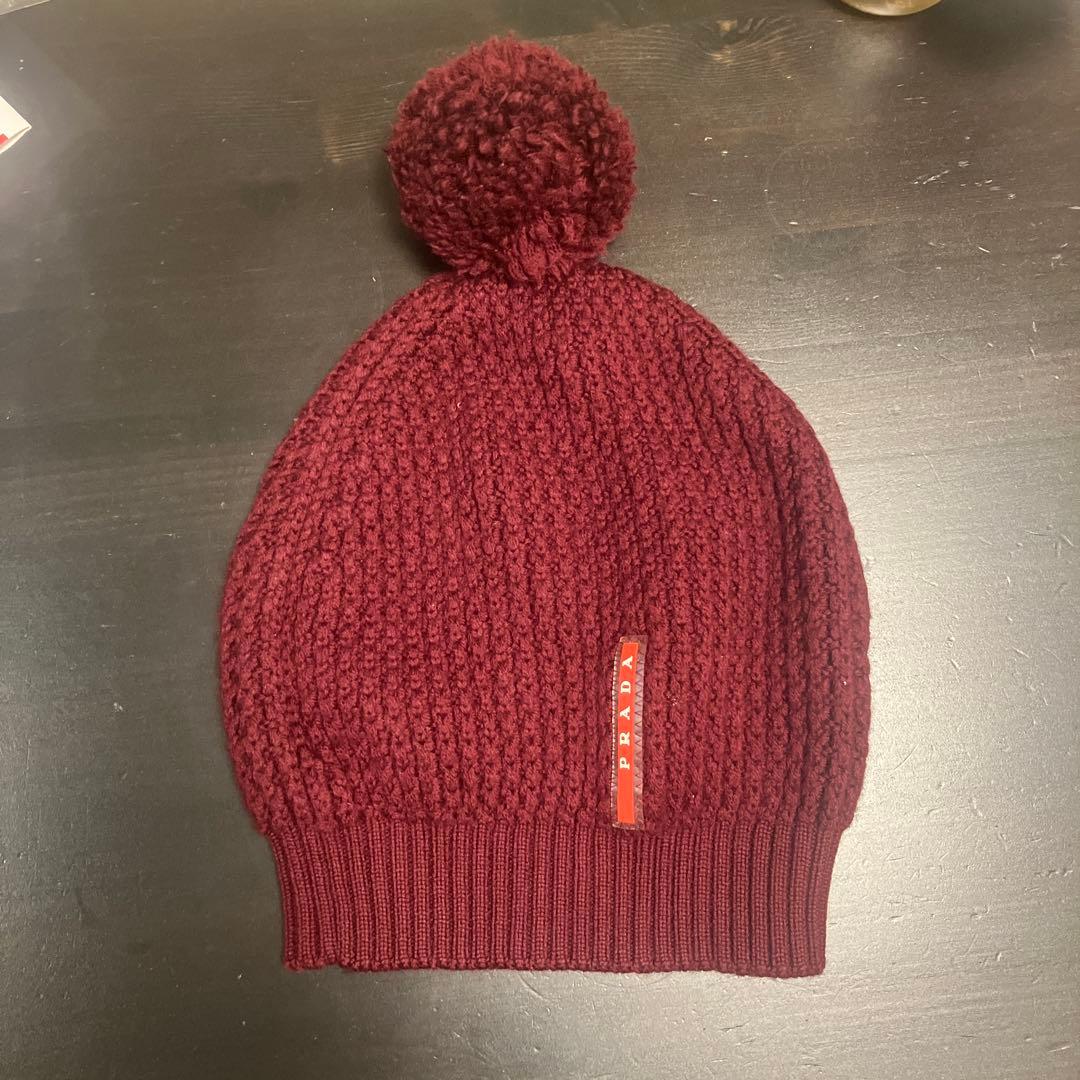 PRADA バーガンディ ポンポンニット帽