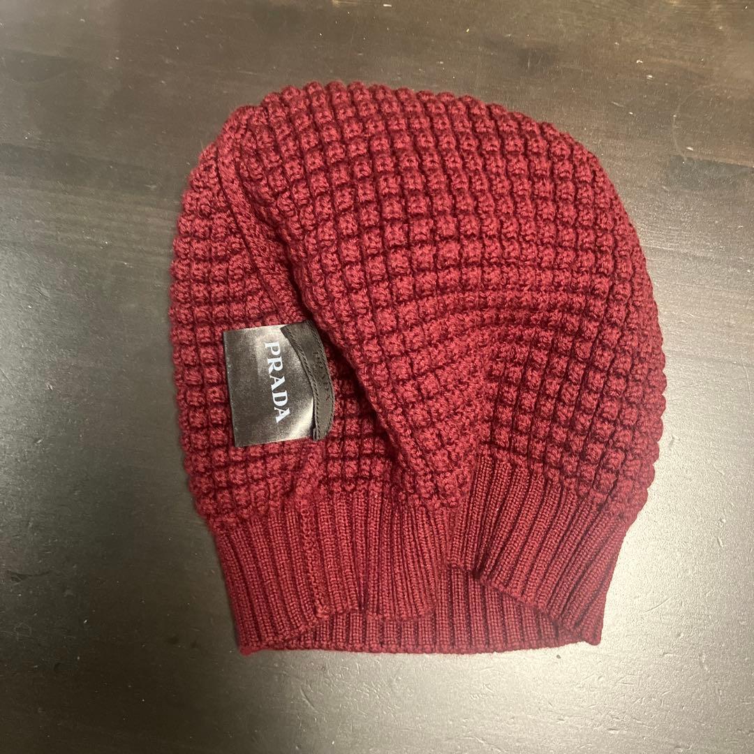 PRADA バーガンディ ポンポンニット帽