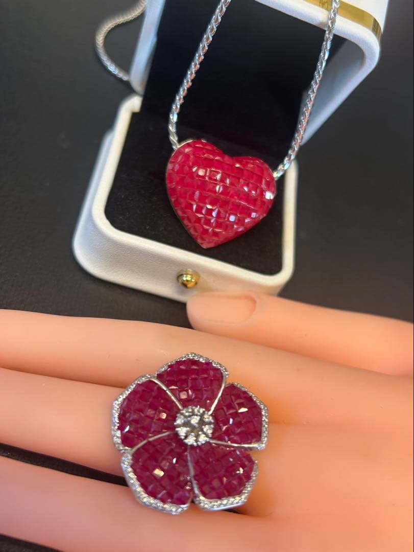 コ*□様 ミステリーセッティングシンセテックルビーデザインリング➕ハートモチーフ