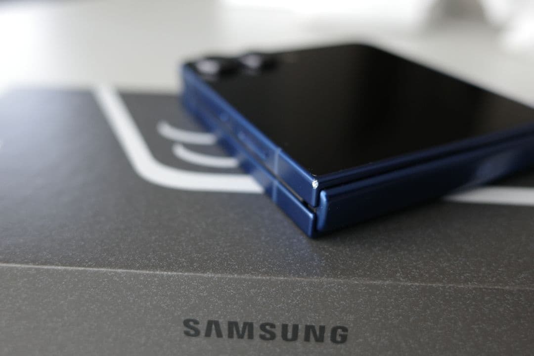 最新Samsung Galaxy ZFlip7 ブルー