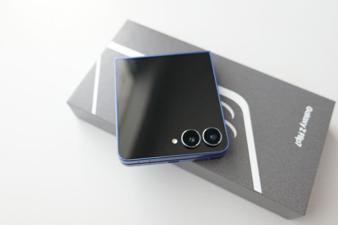 最新Samsung Galaxy ZFlip7 ブルー