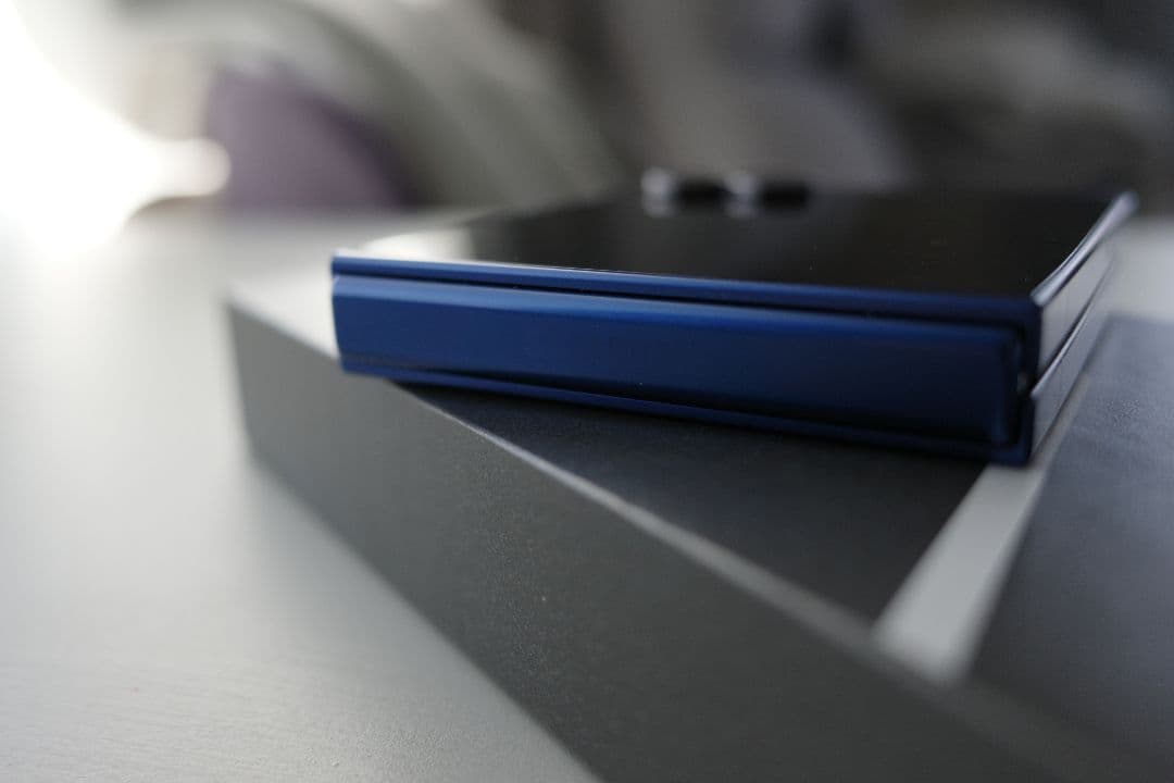 最新Samsung Galaxy ZFlip7 ブルー