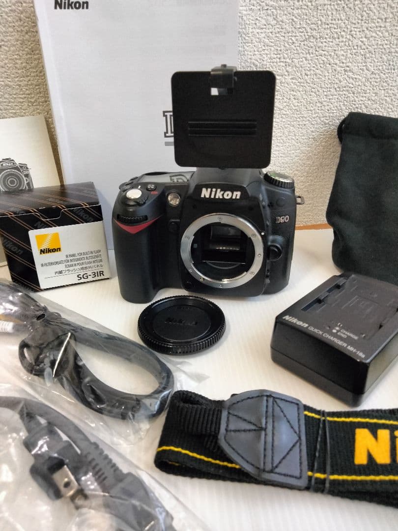 Nikon D90 ボディのみ　箱ほか付属品多数