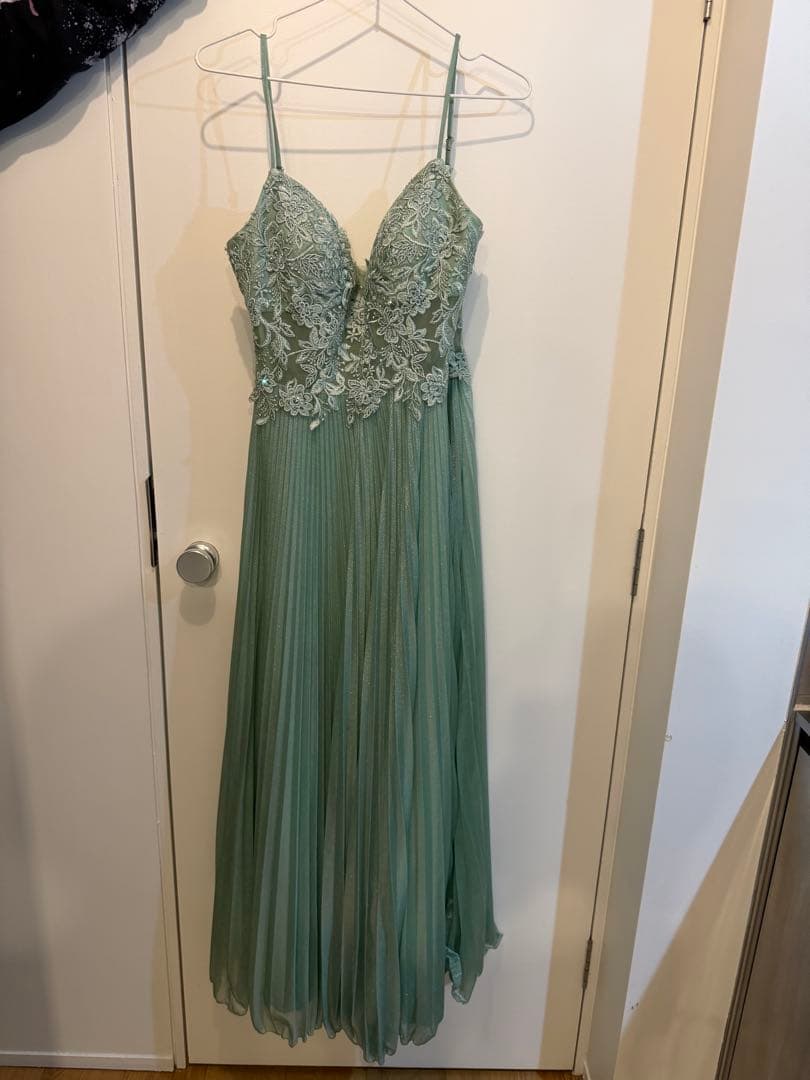 ミントグリーン刺繍スリーブレスロングドレス