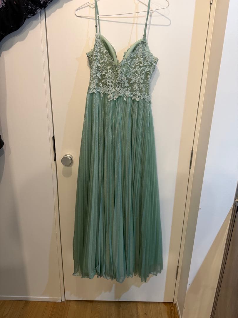 ミントグリーン刺繍スリーブレスロングドレス