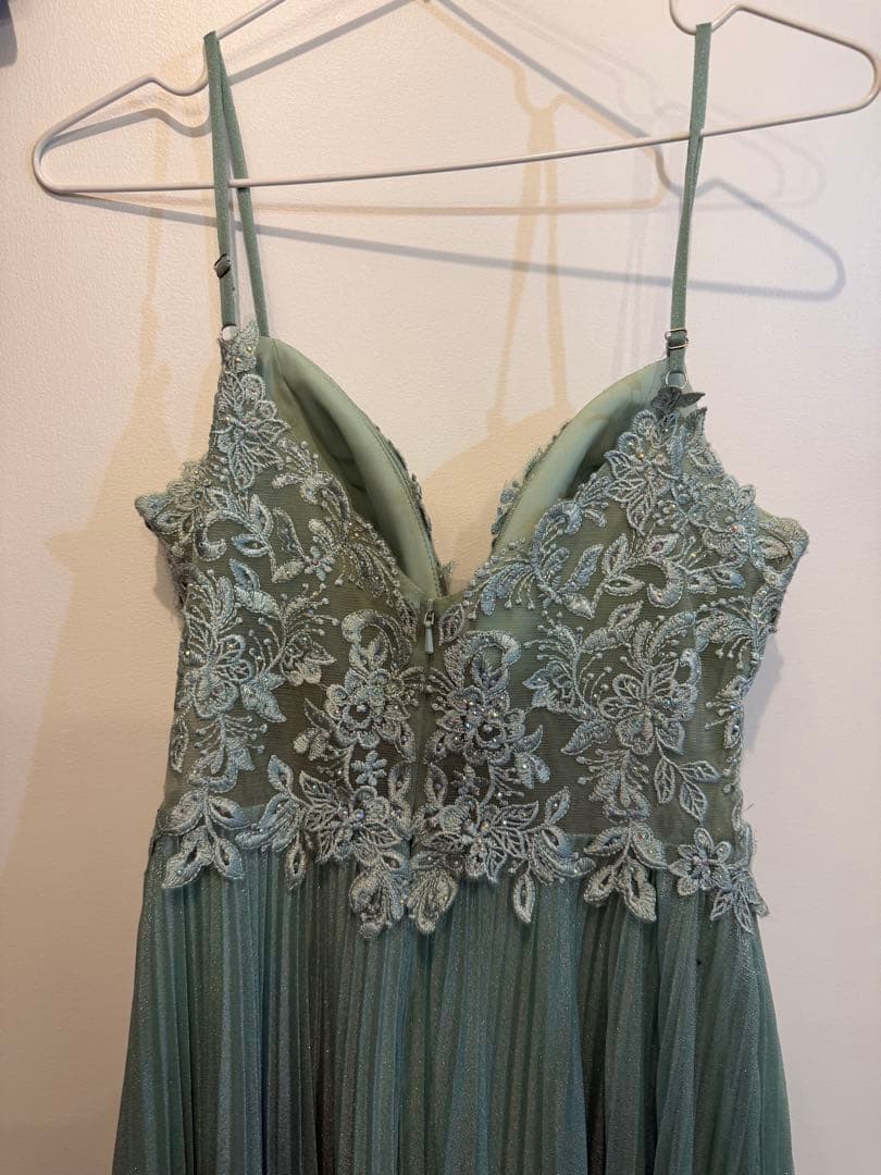 ミントグリーン刺繍スリーブレスロングドレス