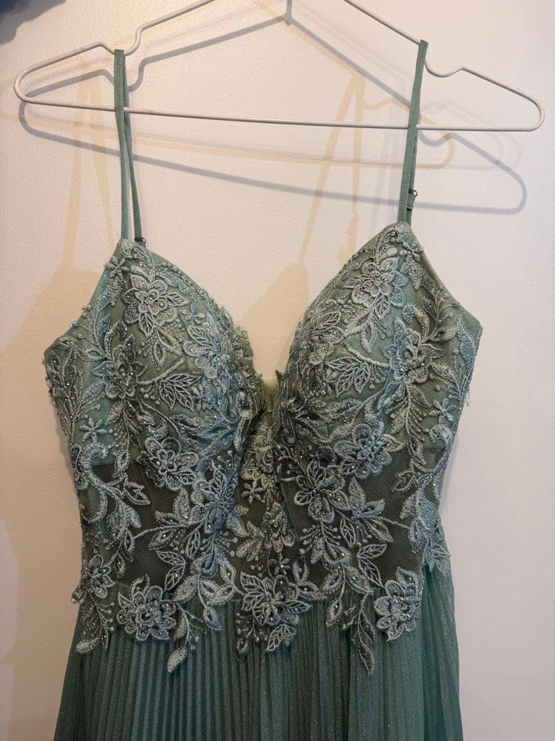 ミントグリーン刺繍スリーブレスロングドレス