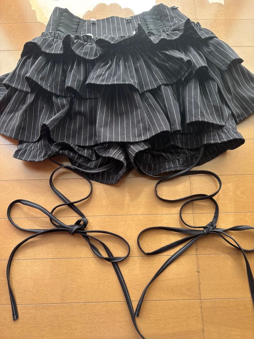 Amiligeハイウエストエンブレムボタン付きフリルパンツ