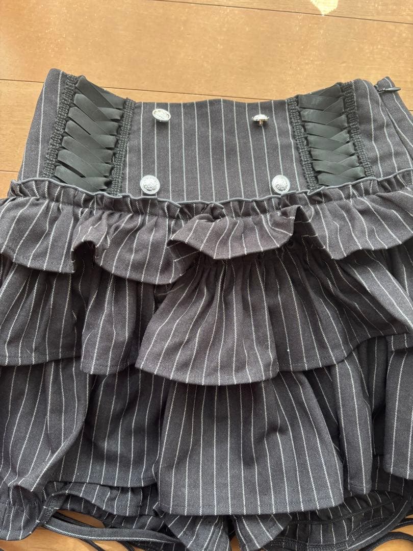 Amiligeハイウエストエンブレムボタン付きフリルパンツ