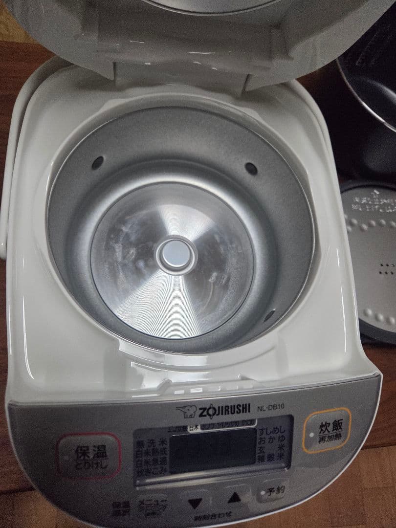 【2025年製 2回使用のみ美品】象印 NL-DB10 炊飯器 5.5合炊き