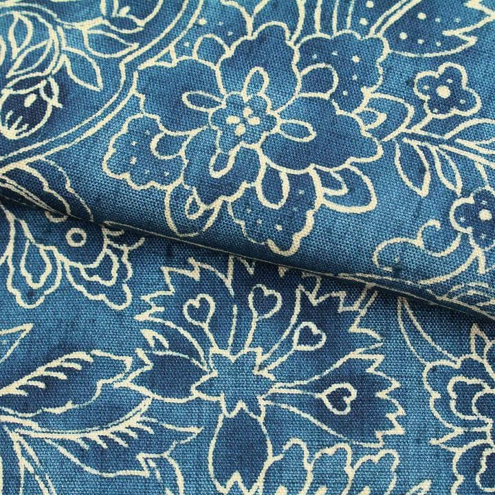 高価な【手描き　ロウケツ染】　お洒落な【ボタニカルモチーフ】　美品の紬です