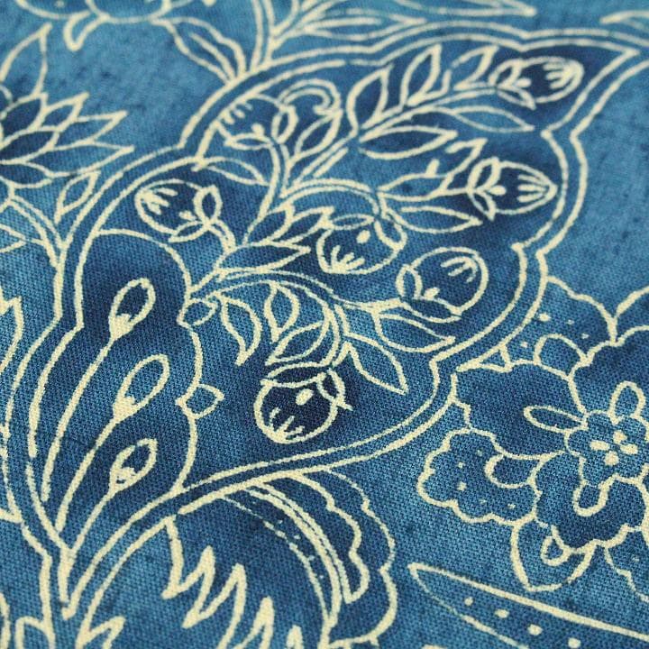 高価な【手描き　ロウケツ染】　お洒落な【ボタニカルモチーフ】　美品の紬です