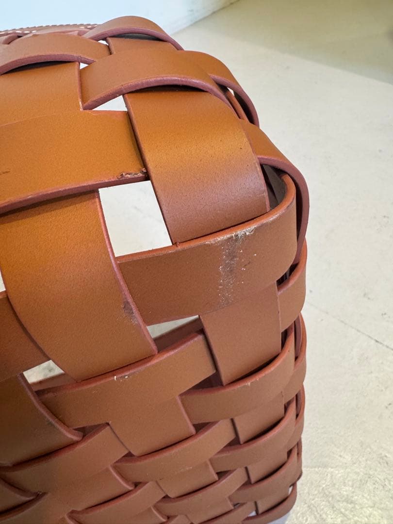 本革ブラウン 編み込みデザイン 収納バスケット　アクタス