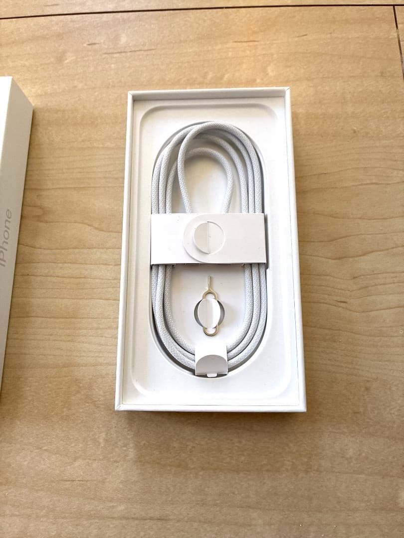 【極美品】Apple iPhone 16e 本体 128GB ブラック