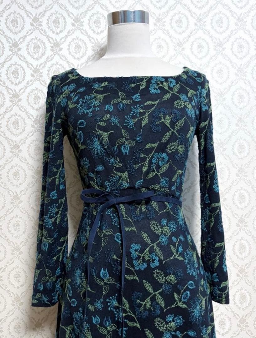 シビラ ウエストリボン花柄刺繍ワンピース ネイビー×ブルー×グリーン ホコモモラ