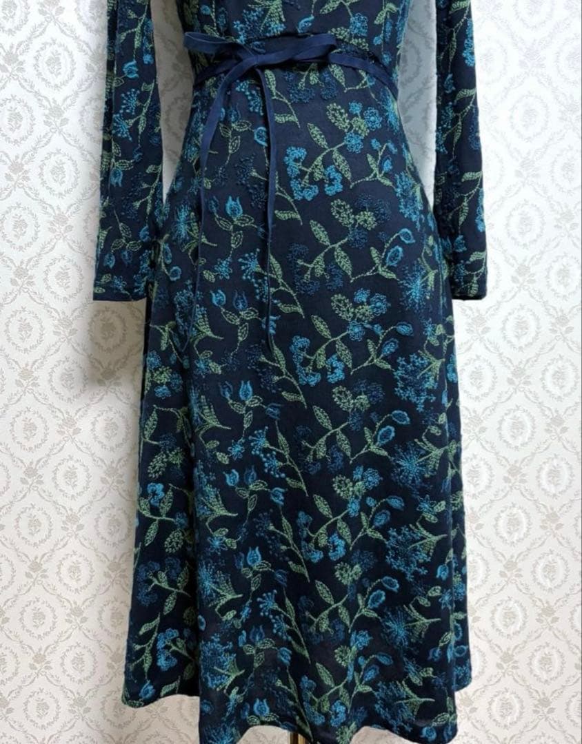 シビラ ウエストリボン花柄刺繍ワンピース ネイビー×ブルー×グリーン ホコモモラ