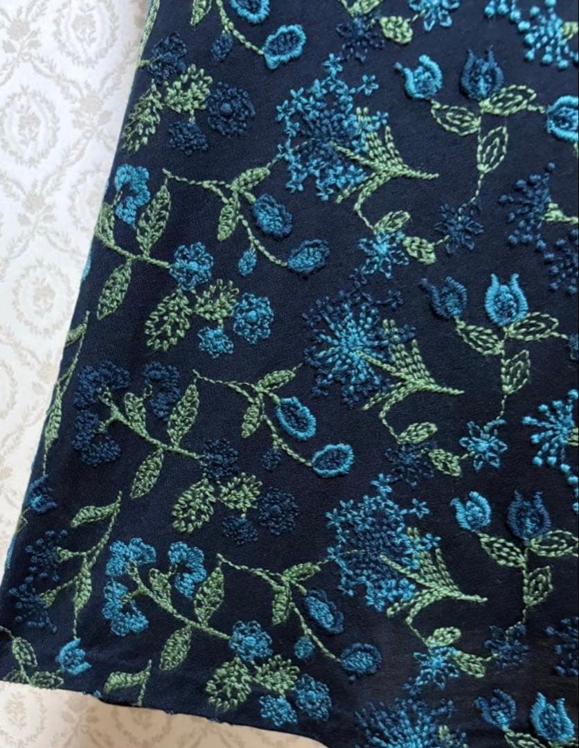 シビラ ウエストリボン花柄刺繍ワンピース ネイビー×ブルー×グリーン ホコモモラ