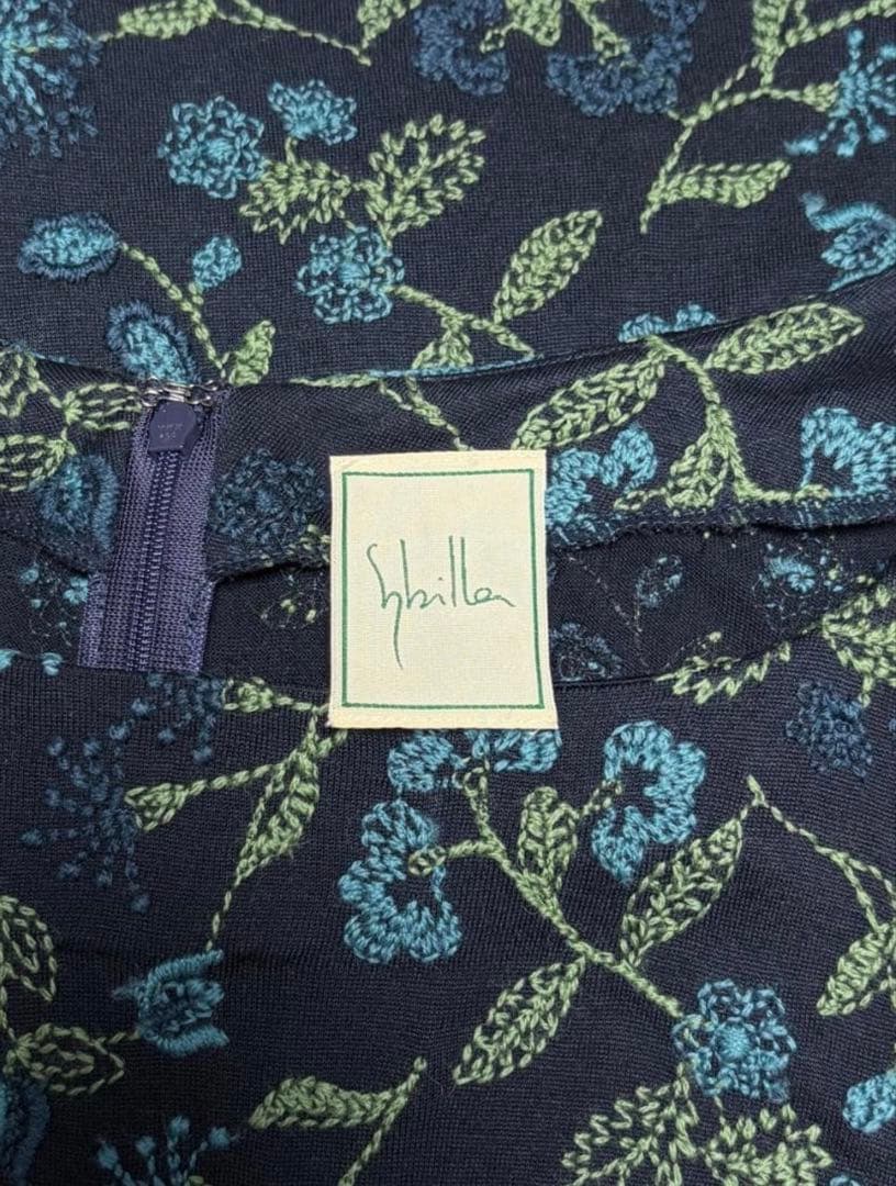 シビラ ウエストリボン花柄刺繍ワンピース ネイビー×ブルー×グリーン ホコモモラ