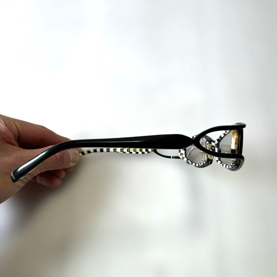 less than human パンチラッ　OkaOde