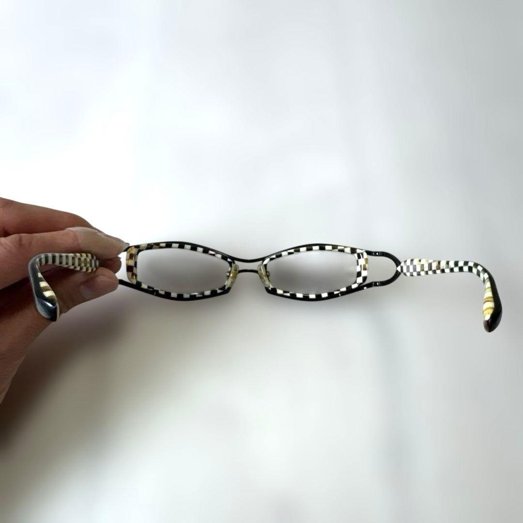 less than human パンチラッ　OkaOde