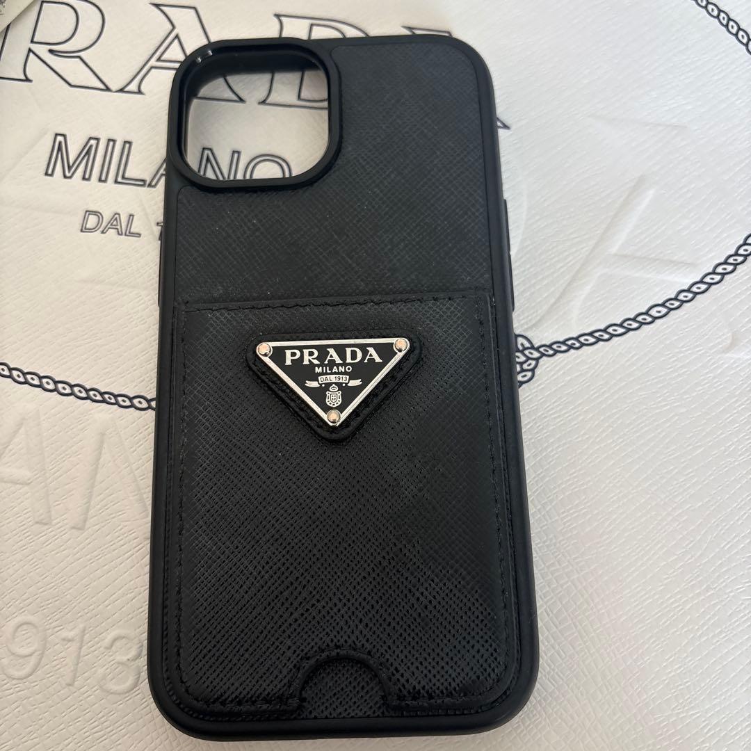 プラダ　iPhone15 ケース　アイフォン15 ブラックレザー　三角プレート