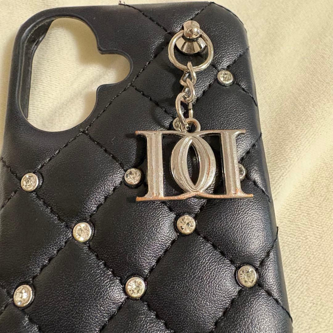 ダーリッチ　キルティングビジューDDチャームiPhone16