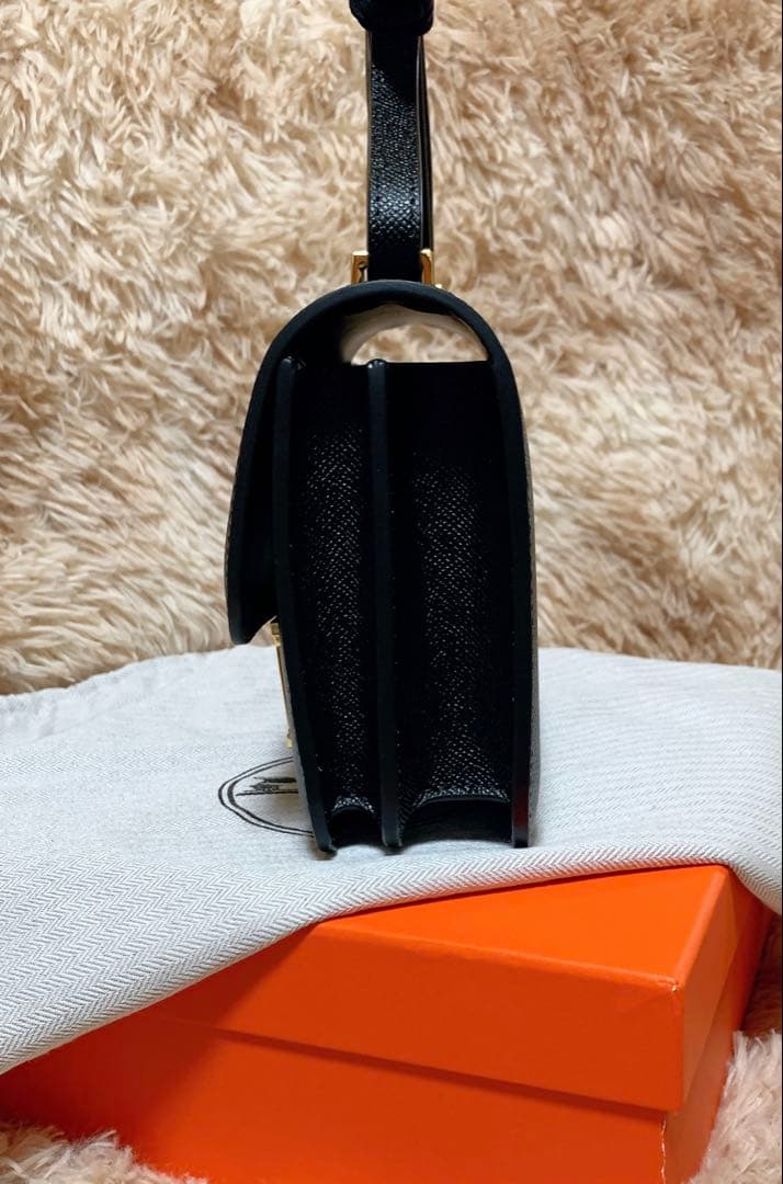 ブラックショルダーバッグ　金具ゴールド